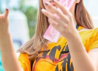 给你点不一样的：爱丝街头小秘书的写真图集，让你重新定义“可爱”。