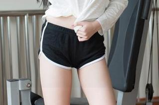HuaYang花漾 – 柴婉艺Averie学姐的美图分享，仿佛时间都静止了，阴影里藏着什么呢？