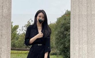 微密圈 – 分享一下：July芝岚的蓝色油亮图集，居然这么有感觉？