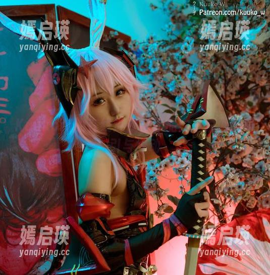 KuukoW的在线连衣裙作品：一瞬间的吸引与悸动