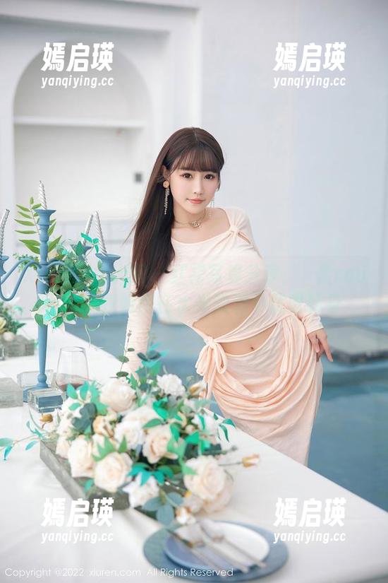 Xiuren秀人网 - 红裙写真分享：媃柔rourou教我如何在水光潋滟中优雅转身