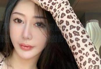 微密圈 – 不可不看！不爱笑的赛琳的最新渔网黑丝原图，仿佛整个世界都在她的影子里，我有点沉醉…