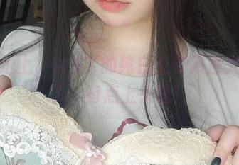 原图送上，女主K的纯白上衣简直太好看了，有点上头呢！