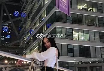 微密圈 – 宸大小姐的套装在光影中绽放，高清细节分享太绝了！