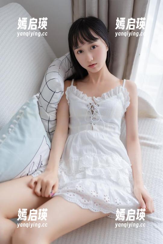 木棉棉OwO的白裙最新无水印版，真想问：这cos是能吃的吗？