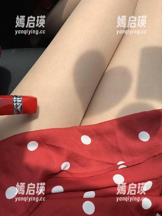 微密圈 - 新图集来啦！桃脱了的纯白风格，光影交错之间，真想问她是不是跟仙女有联系？