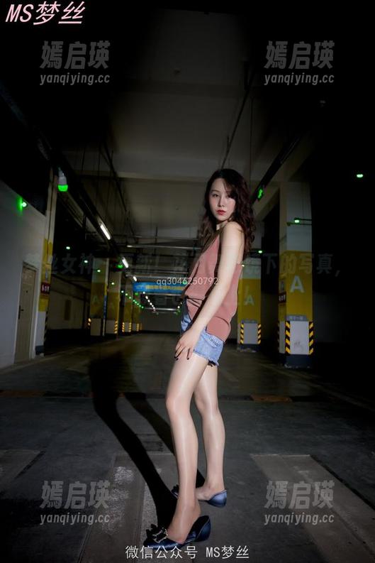 梦丝女神 - 更新！花月舞眼镜下的写真，不想看也得怼上！
