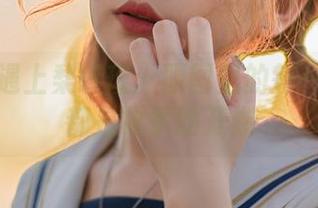 当泳装遇上梨瑾瑾：原图里的每一个波纹都是故事的开端