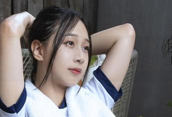 “透过私拍看浅安安的礼服”——图片里面的细节真令人心动，难以挑剔，不带走一丝遗憾。