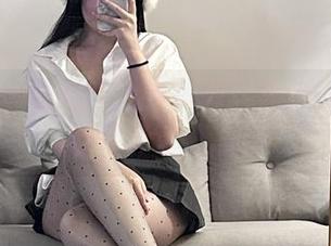 微密圈 – 撒娇的金发妹妹：探索玫桃泡芙的写真壁纸秘密