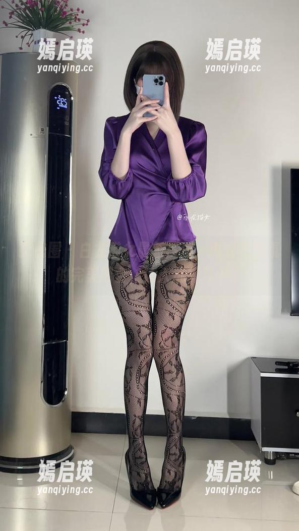 微密圈 - 白龙猫女最新写真，内衣与气氛的完美融合，让人沉醉其中。