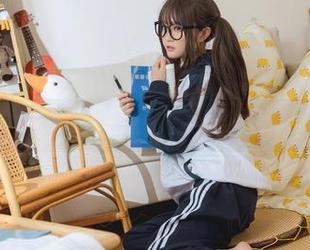 掩不住的温暖：神沢永莉的毛衣原图，下载解锁