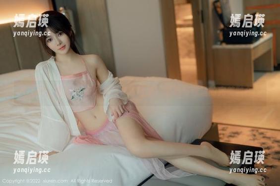 秀人网 - 痴迷小Kiki的连体衣壁纸：时尚与舒适的完美融合。