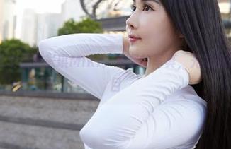 蜜桃社 – 泳池里的米琪MIKI：免费的写真，光影交错总惹人瞩目
