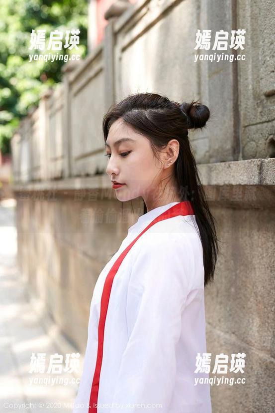 蜜桃社 - 静香Mandy在户外：图库里藏着偷偷溜出来的梦。