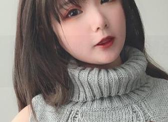看这里！青水百合子的露背毛衣套图分享，背部美得让人怀疑人生。