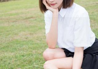 魅妍社 – SISY思的蕾丝写真集：灵动的姿态与光影交织，甜美但又带点儿小调皮。