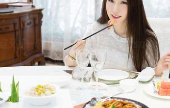 魅妍社 – 这又是一个让我想起海滩的杨晨晨sugar泳装分享，谁能抵挡得住？