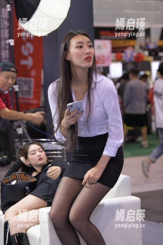 魔镜街拍 - 这不是梦！在线高清婷婷白色吊带连衣裙，黑丝腿，简直要人命！