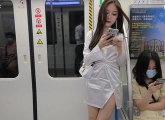 魔镜街拍 – 曼曼轻盈的白衬衫，宛如晨曦中的私拍美图，暧昧且亲切