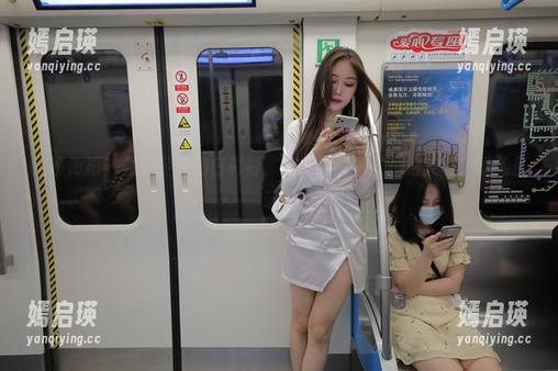 魔镜街拍 - 曼曼轻盈的白衬衫，宛如晨曦中的私拍美图，暧昧且亲切