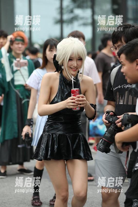 魔镜街拍的紫色紧身连衣裙合集，光是想象就让我心跳加速呐...
