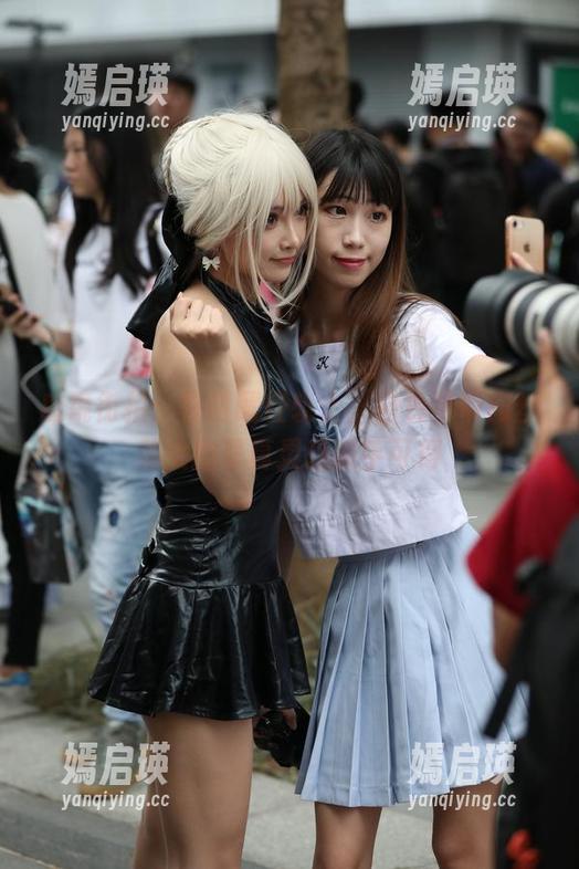 魔镜街拍 魔镜街拍:在琶醍轻轨上,白色吊带肉丝美女的写真灵感随手可得