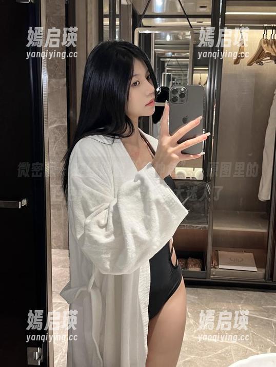 微密圈 - 在线跟随“鱼神鱼”，原图里的白色漆皮护士装真是太迷人了