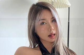 微密圈 – 黑饱宝的女友最新写真，伴随着光线的舞动与阴影的轻柔